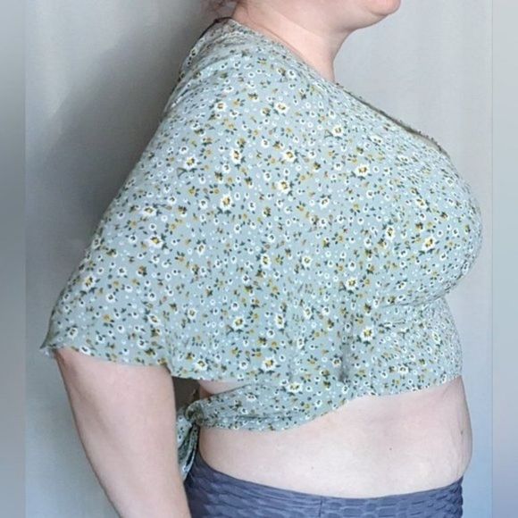 Beautiful Wrap Crop Top 1X Floral Green - Picture 4 of 6